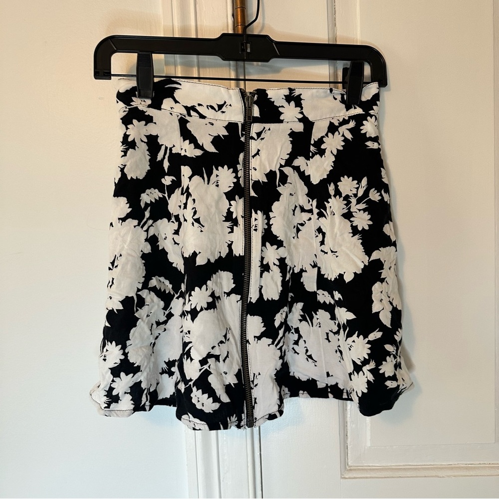 Pins & Needles Urban Outfitters Black White Floral Mini Skirt Small Zipper